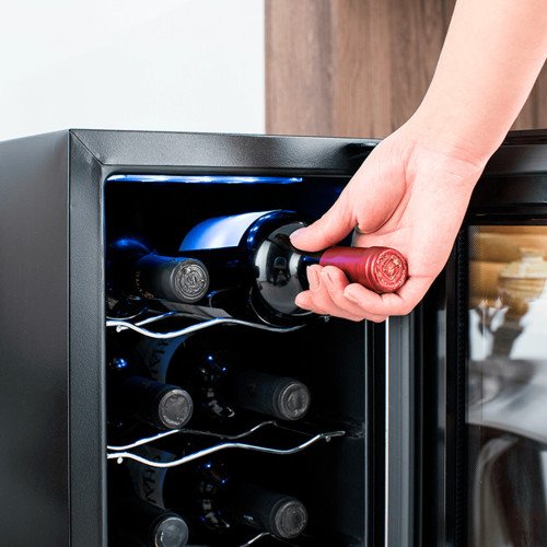 ELECTROLUX | VINERA ENFRIADOR 23 LITROS | 8 BOTELLAS modelo EWW083XSLB cómpralo en Mi Bodega Ec