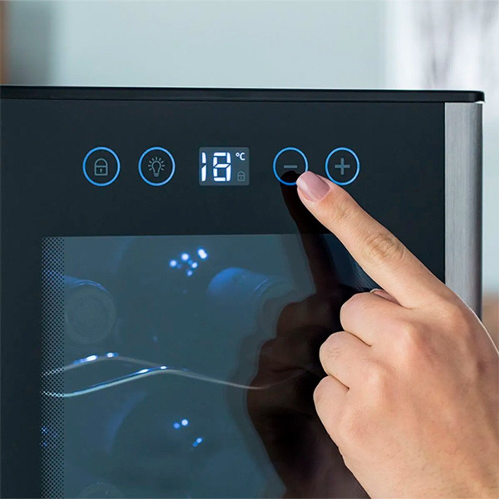 ELECTROLUX | VINERA ENFRIADOR 23 LITROS | 8 BOTELLAS modelo EWW083XSLB cómpralo en Mi Bodega Ec